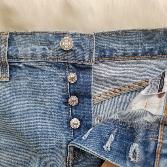 Levi's Wedgie Denim Shorts in Light Wash - Picture 3 of 4